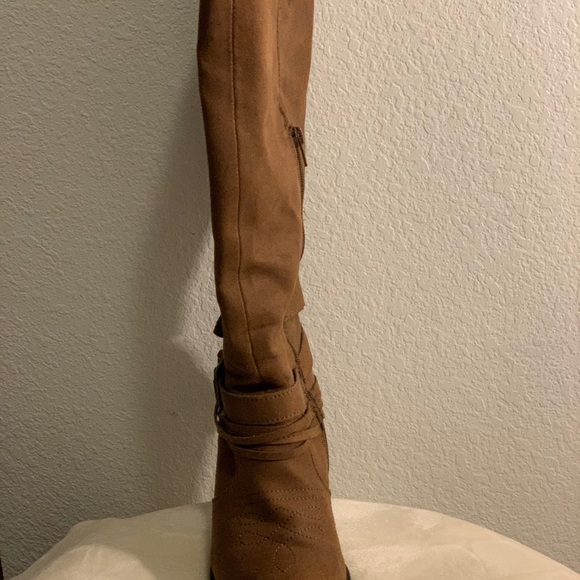 Calf high boots - Picture 4 of 4